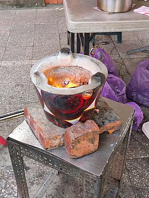 火鉢の上に置かれた網で炭火トーストにしていきますよ！両面こんがり～♡