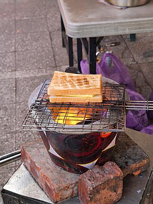 火鉢の上に置かれた網で炭火トーストにしていきますよ！両面こんがり～♡