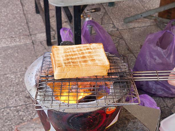 台南で人気のサンドイッチ屋さんと言えば、「阿嬤碳烤三明治」ではないでしょうか？