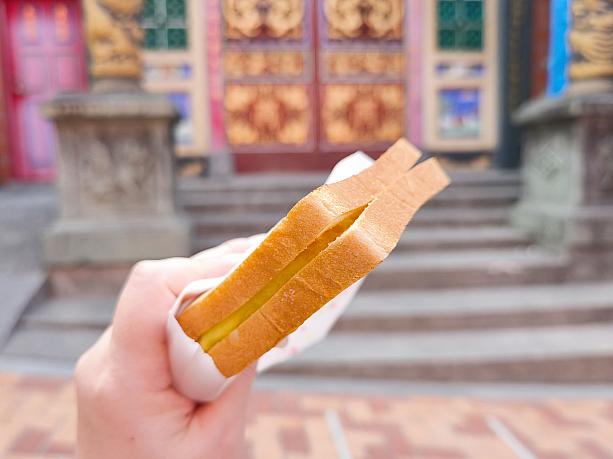 屋台なのでイートインスペースはありません。ナビみたく道端に腰かけて廟をながめながらいただくのも、また乙なもの……⁈