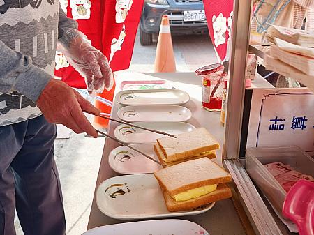 まず、ふんわり卵をフライパンで焼きます。それから、お好みのジャム(イチゴ、ピーナッツ、バター)を塗った食パンに焼き立ての卵をはさんで……