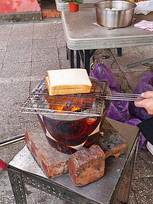 火鉢の上に置かれた網で炭火トーストにしていきますよ！両面こんがり～♡