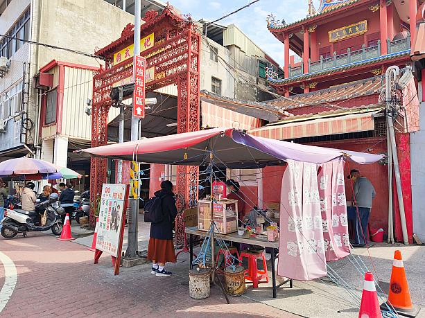 本店のある裏路地を出たところ、武廟の「馬使爺」が祀られている側にありますよ。目印はパラソル！Googleマップでは「武廟 碳烤三明治」の方を目指してくださいね。
