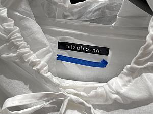 「mizuiro ind」は今までフリーサイズのレディスを作ってきましたが、2024年にパリのプルミエールクラス(Première Classe)展示会での発表をきっかけに、このフリーピープル(Free People)ラインが誕生しました。ご夫婦やカップルでも着られるユニセックスの服は、ブルーのタグが目印です