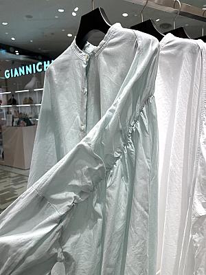 日本で大人気の定番商品。バッグギャザーワイドシャツ(back gather wide shirt)は、前身頃と後ろ身頃のデザインが異なります