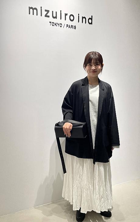 今回「mizuiro ind 誠品松菸旗艦店」を案内してくださったプレスの吉井さん。彼女が右手に持っている長方形のバッグは、ハンド、斜めがけ、肩がけの３WAYで使えるタイプです。そして着用のボリュームフレアスカート(volume flare SK)は、秋冬はタイツ＋ブーツを履いて、春夏はサンダルを履いてコーディネートするのがおすすめ！くるくる捻って入荷されるので、旅行に持参も最適。お洗濯する時もそのまま干してOKのコットン100％です