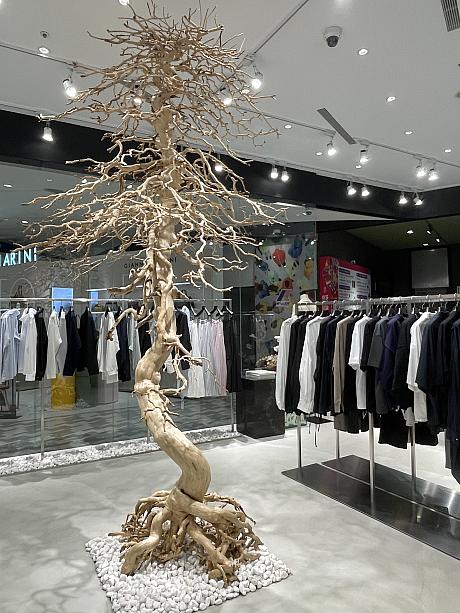 最後になぜ台湾を海外1号店に選んだのか？と、伺ったところ「台湾をはじめ韓国やシンガポールなどでも、ポップアップストアを展開しました。どの国も確かな手応えを感じましたが、台湾の方々はとても親切に私たちを迎えてくれました。弊社の理念は「ファッションで人を笑顔にする」ことです。お客様がいろんな服を何度も試着することで、どんどんコミュニケーションが取れ、そのスタッフを目掛けて来てくださる。人と人との思いやりや繋がりを大切にしていたり、作り手の想いを汲んでくれる。そのシーズンだけでなく、来年も再来年も着ようと言う気持ち。日本人が重んじている『物を大切にする文化』に深い共感があったからこそ、台湾に出店したいと思いました」と。台湾に在住している身のナビとして、その言葉に共鳴＋感動しました