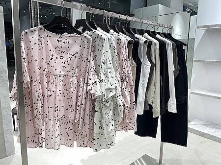 レーススタンドカラーワイドシャツ(lace stand collar wide shirt)やプリントワイドギャザープルオーバー(print wide gather P/O)など手仕事のスパイスが効いたシャツや人気定番型の新作プリントなどが揃います。「mizuiro ind」の服は、日本メイドが80％ほどで多くを占めますが、ほか20％は、例えば中国ならピンタックやニット、インドではピグメントダイ(顔料染め：水溶性ではない顔料を特殊技術で生地の表面に定着加工)だったりと各国の得意分野が活きるところで製作されています