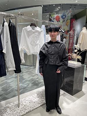 日本から出張でいらしていた営業の旅田さんが着用しているトップスは、コクーンショートシャツ(cocoon short shirt)。これはシャツですがジャケットのような存在感もあり、立体的なデザインで爽やかに着こなせるアイテム