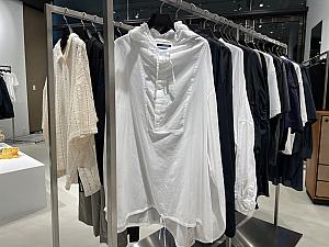 「mizuiro ind」は今までフリーサイズのレディスを作ってきましたが、2024年にパリのプルミエールクラス(Première Classe)展示会での発表をきっかけに、このフリーピープル(Free People)ラインが誕生しました。ご夫婦やカップルでも着られるユニセックスの服は、ブルーのタグが目印です