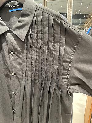 初めはシーズンテーマで名称としてフリーピープル(Free People)と呼んでいましたが、それが定着していきフリーピープル(Free People)＝ユニセックスラインとなりました。パリの展示会で、フランスやイタリアの方々にも大好評！日本国内では青山旗艦店や阪急梅田店のみの取り扱いです。(ポップアップストアにて、伊勢丹新宿やGINZA SIXなどでも大人気でした)そして、日本の2店舗に加えて台湾旗艦店でも扱うことになった貴重なシリーズです！こちらも同じくディテールの細部まで凝っています