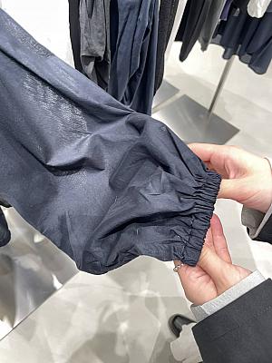 初めはシーズンテーマで名称としてフリーピープル(Free People)と呼んでいましたが、それが定着していきフリーピープル(Free People)＝ユニセックスラインとなりました。パリの展示会で、フランスやイタリアの方々にも大好評！日本国内では青山旗艦店や阪急梅田店のみの取り扱いです。(ポップアップストアにて、伊勢丹新宿やGINZA SIXなどでも大人気でした)そして、日本の2店舗に加えて台湾旗艦店でも扱うことになった貴重なシリーズです！こちらも同じくディテールの細部まで凝っています