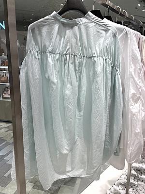 後ろはヨークから切り替えの細かいギャザーがあるので、ふわっと丸みを帯びたシルエットになり個性が出ます