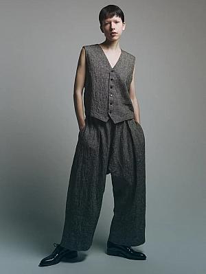 2003年に立ち上がった日本ブランドで、デザイナーの川原みな子氏が手掛けています。ブランド名の「mizuiro ind(ミズイロインド)」は、デザイナーが子供の時に純粋に好きだと思った水色。そしてindは国名のインドではなく『industry』から由来していて、工業的な＝手仕事で作っています。ひとつひとつ心を込めて「mizuiro ind」を増やしていっているという感覚なんだそう。素敵です！<br>画像提供：mizuiro ind