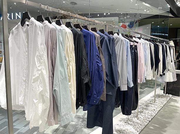 スタンダードアイテムと新作カラーがミックスされ、ラックに並べられています。見るからに着心地が良さそう♡