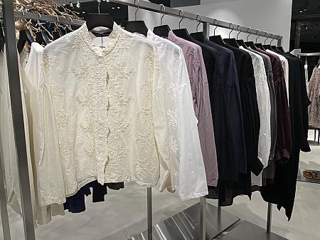 レーススタンドカラーワイドシャツ(lace stand collar wide shirt)やプリントワイドギャザープルオーバー(print wide gather P/O)など手仕事のスパイスが効いたシャツや人気定番型の新作プリントなどが揃います。「mizuiro ind」の服は、日本メイドが80％ほどで多くを占めますが、ほか20％は、例えば中国ならピンタックやニット、インドではピグメントダイ(顔料染め：水溶性ではない顔料を特殊技術で生地の表面に定着加工)だったりと各国の得意分野が活きるところで製作されています