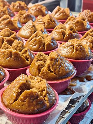 ナビの家族が大好きな「永豊盛」の饅頭(マントウ)を買いに行くと、旧正月前だけ売り出される「發糕」が次々と並べられていました！