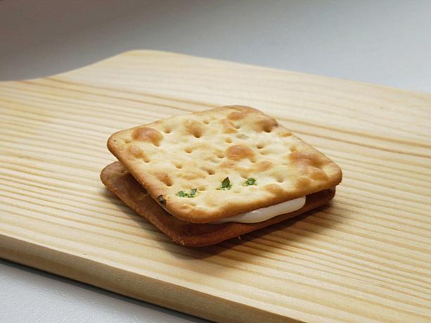 そしてね、最近人気のヌガークラッカーですが、「糖村」のものは台湾に住む日本人に地味に人気って知っていますか？ナビも久しぶりに食べたのですが、適度な塩味のクラッカーに、糖村が誇るヌガーが挟まれていて、一口食べた途端「おいしい！」と唸ってしまったほど！