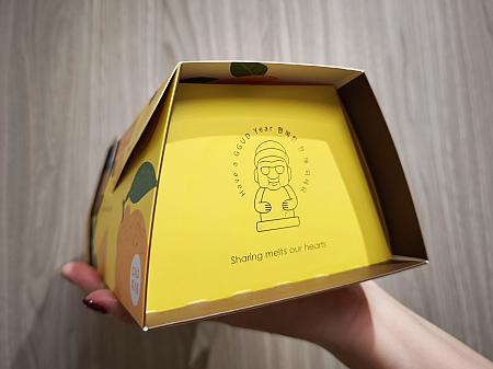 そして、ここで台北ナビに届いた春節ギフトをご紹介したいと思います。台北ナビスタッフが大好きなロールケーキ屋さん「亞尼克(ヤニック)」から届いたのは、人気インフルエンサーとコラボした春節限定の「濟州橘風巧克力生乳捲」！