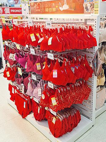 春節には新しい服を着る習慣があるし、麻雀するときは赤い下着を着るからでしょう、毎年この時期には下着売り場が赤くなります！