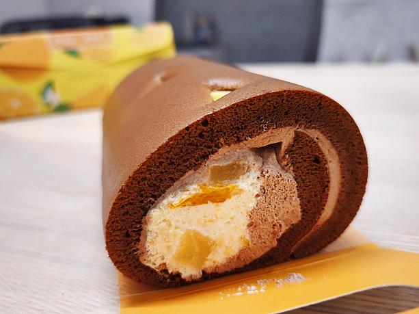オレンジハニーティー×チョコレートのロールケーキはオランジェットのような味わい。ちなみにオレンジは中国語で縁起がいいことから、この時期よく見かけます！