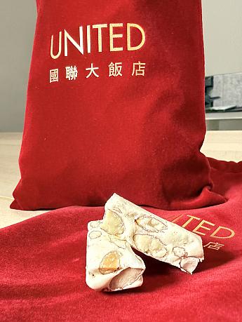 台北ドーム目の前の「國聯大飯店(ユナイテッドホテル)」からは真っ赤な袋の中に入ったヌガーが届きました。これには日頃あまり「おいしい！」と絶賛をしないナビスタッフが「おいしいわ～」と気に入った様子。アーモンド入りだったというのもポイントが高い理由なのだとか！