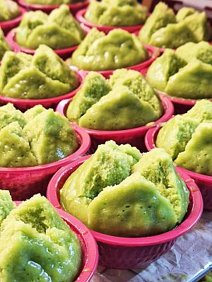 ナビの家族が大好きな「永豊盛」の饅頭(マントウ)を買いに行くと、旧正月前だけ売り出される「發糕」が次々と並べられていました！