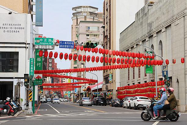 本日2月13日は仕事納め！街の中は春節ムードです！