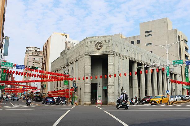 写真は台南の林百貨から臺灣土地銀行の方を見ると赤い提灯が飾られていますね～！