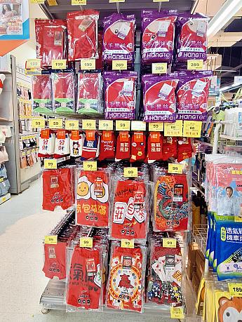 春節には新しい服を着る習慣があるし、麻雀するときは赤い下着を着るからでしょう、毎年この時期には下着売り場が赤くなります！