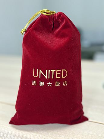 台北ドーム目の前の「國聯大飯店(ユナイテッドホテル)」からは真っ赤な袋の中に入ったヌガーが届きました。これには日頃あまり「おいしい！」と絶賛をしないナビスタッフが「おいしいわ～」と気に入った様子。アーモンド入りだったというのもポイントが高い理由なのだとか！