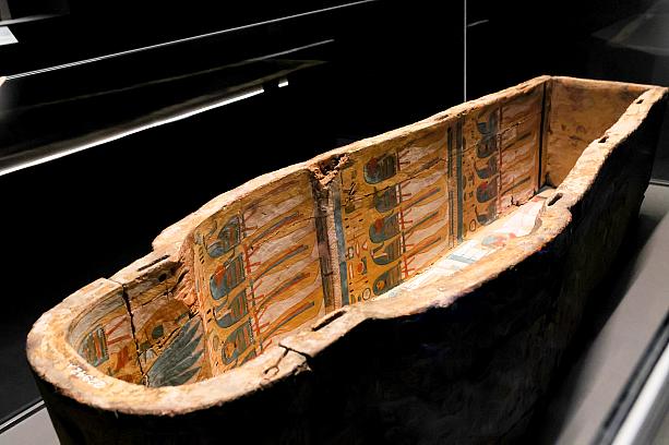 そこで観た神殿の門番Ahmoseさんの棺(台座)から、ナビの脳裏に浮かんだものは台南名物のアレ。