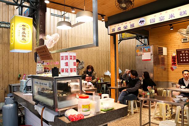 そんなエリアの一画にあるのが「榮盛點心」、老舗店の1つです。おこわ(米糕)が看板商品ですよ。