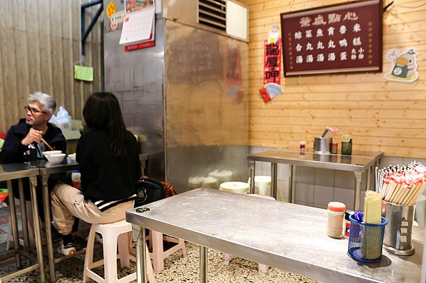 という訳で、本日リベンジ！ランチタイム(12時過ぎ)にやってきました。「混んでいるかな？」と心配したけれど大丈夫、すんなり座ることができました。平日だったせいかな？回転率は速いから、混んでいてもあきらめないで。