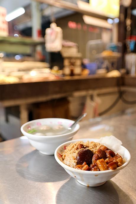 ナビは、おこわ(米糕)小サイズ＋ミックススープ(綜合湯)をオーダーしてみました。