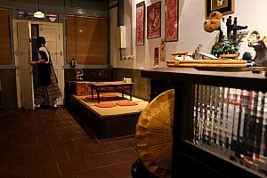 ナビは小一時間ほど周辺をブラブラして時間つぶし。ようやく順番が来て店内へ……昭和レトロな雰囲気が素敵です♡