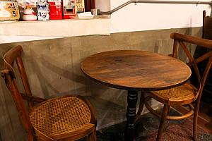 ナビは小一時間ほど周辺をブラブラして時間つぶし。ようやく順番が来て店内へ……昭和レトロな雰囲気が素敵です♡