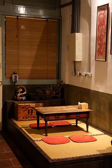 テーブル席、カウンター席、畳の小上がりがありますが、店内はこぢんまりとしています。