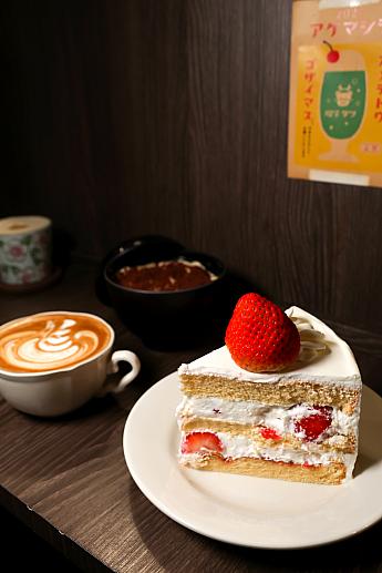 【台南夜カフェ】プリンが人気！深夜まで営業のレトロ空間「咚窩蕊喫茶店」で夜お茶 台南カフェ 咚窩蕊喫茶店 路地裏カフェ 夜から営業 夜カフェ 夜お茶 シメスイーツ 台南旅行 台南観光 台湾旅行 台湾観光台湾カフェ