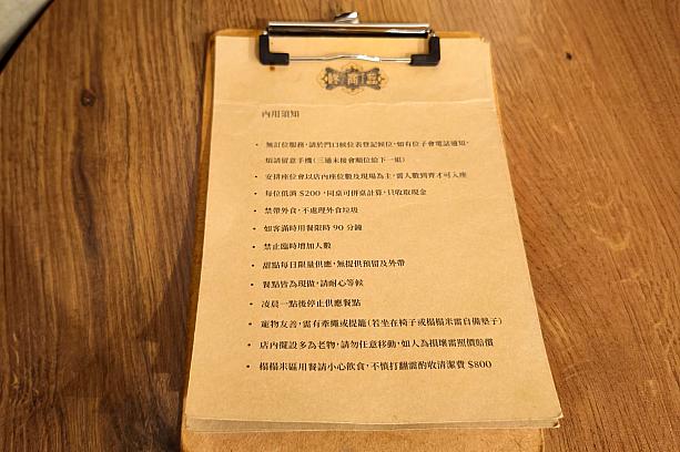 ナビが到着すると、お店の前は人だかりが。店頭のシートに名前と携帯番号を記入して待ちましょう。順番になったら電話をくれるので、台湾で使える番号がある人は書いておくのがおすすめです。もちろん、その場で待ってもOKですよ！