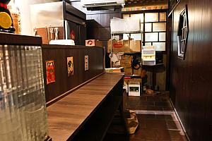 ナビは小一時間ほど周辺をブラブラして時間つぶし。ようやく順番が来て店内へ……昭和レトロな雰囲気が素敵です♡