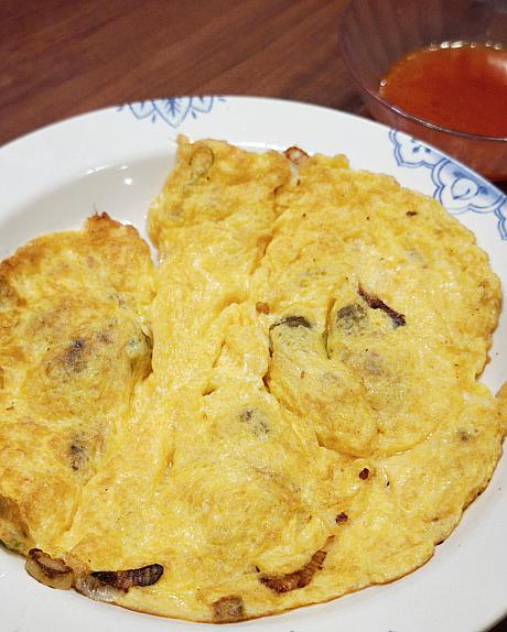 まさか台湾の屋台メニュー・牡蠣オムレツの「蚵仔煎(オアチェン)」を日本で食べられるなんて！しかもあの甘辛い赤いソース「海山醬」まで本格的。台湾に比べて大振りで食べ応えある牡蠣が入っているのが屋台飯の域を超えてきている気がします！しかも焼き加減が美しすぎる～♡価格は¥849(税込¥934)、小皿¥449(税込¥494)。