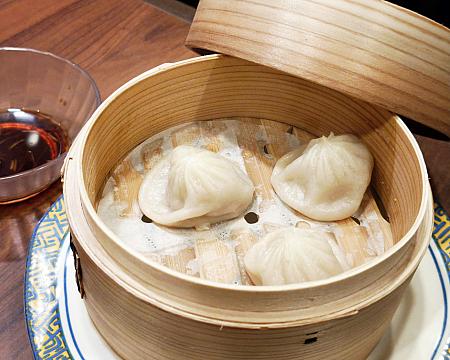 それではレギュラーメニューも食べてみましょう！<br><br>ナビ姉は台湾旅行に来たら毎日小籠包を食べたいくらいの小籠包好き。バーミヤンの小籠包も「皮の薄さは本場には負けるけれど十分おいしいわ～！何よりワンコインで味わえるなんて最高！」とご満悦。価格363円(税込399円)