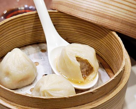 それではレギュラーメニューも食べてみましょう！<br><br>ナビ姉は台湾旅行に来たら毎日小籠包を食べたいくらいの小籠包好き。バーミヤンの小籠包も「皮の薄さは本場には負けるけれど十分おいしいわ～！何よりワンコインで味わえるなんて最高！」とご満悦。価格363円(税込399円)