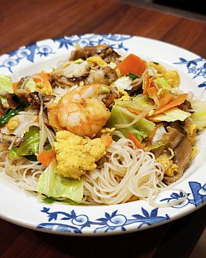 ちなみにみんなにも感想を聞いて、この日一番おいしかったものを聞きました！オカンが選んだのは「海鮮焼ビーフン」、ナビ姉は「小籠包」、義兄は「台湾大からあげチャーハン」でした！