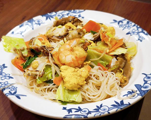 エビなどの海鮮と野菜がゴロゴロ入っている「海鮮焼ビーフン」は食べ応え抜群！それでいて、さっぱりとしているから、次から次へと食べられるのが本当に不思議です。焼きビーフンってその店の実力がわかるので、これはさすがと言える味。「米香(ミポン)」監修は伊達じゃない！799円(税込879円)