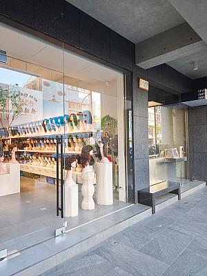 という訳でカフェ「FAAA Coffee」へ。チェックイン対応時間は10:00～19:30となっています。カフェが18:00にクローズした後は、ウィッグ店を挟んだ隣の「BAR MIU」で。お部屋に入れるのは15:00以降ですが荷物の預かりがOKです。