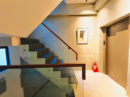 さて、カフェでチェックインを済ませたらお部屋へ。カフェ奥にある宿泊者専用エレベーター前でスリッパに履き替えてから向かいましょう。