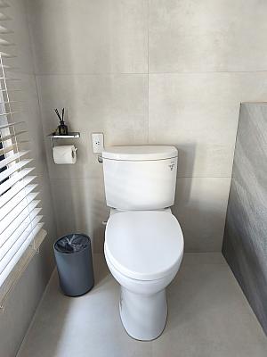 バスタブ＋シャワーブース＋トイレは部屋の一番奥、窓側にあります。広々とした開放的なデザイン！ブラインドを下ろせば外からの視線も遮ることができます。けれど、トイレとシャワー＆お風呂は同時に使用するには視線が気になる……。あと、シャワーの水がトイレ側にはねちゃうのもちょっぴり気遣う点です。