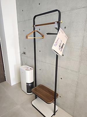 クローゼットの替わりはオープンハンガーラックが。TVは衛星放送やケーブルTVは観ることができませんが、NetflixやYoutubeなどのストリーミングで楽しめますよ。今どき～！